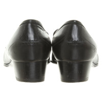 Hermès Pumps/Peeptoes aus Leder in Schwarz