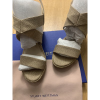 Stuart Weitzman Chaussures compensées en Toile en Beige