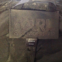 Karl Lagerfeld giacca antipioggia con il modello