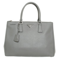 Prada Handtasche aus Leder in Grau