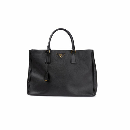 Prada Saffiano Leather Shoulder Bag aus Leder in Schwarz