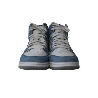Nike Sneakers aus Leder in Grau