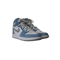 Nike Sneakers aus Leder in Grau