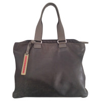 Prada Handtasche aus Leder in Grau