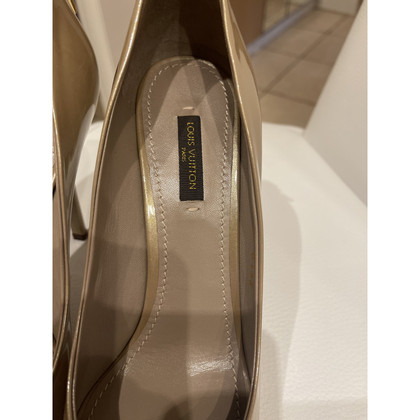 Louis Vuitton Pumps/Peeptoes Patent leather in Beige