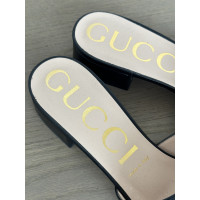 Gucci Pumps/Peeptoes aus Leder in Schwarz