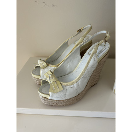 Dior Chaussures compensées en Cuir verni en Blanc
