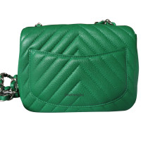 Chanel Classic Flap Bag Mini Square aus Leder in Grün