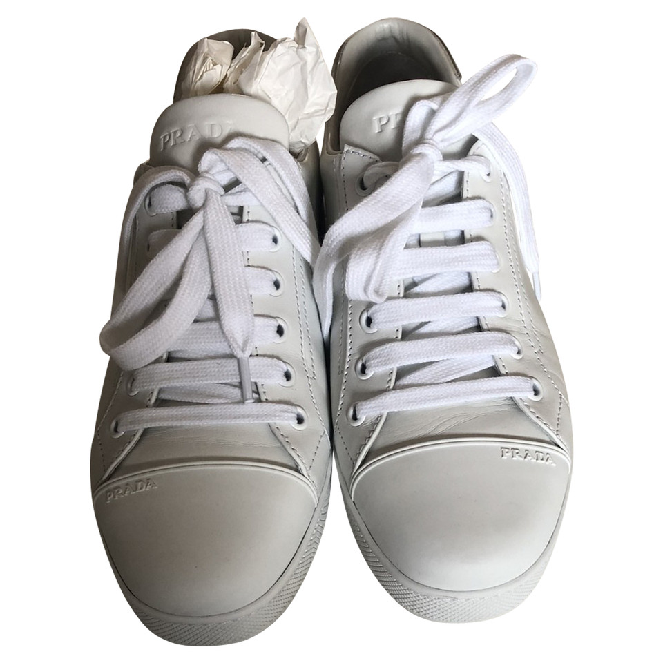 Prada Sneakers aus Leder in Weiß