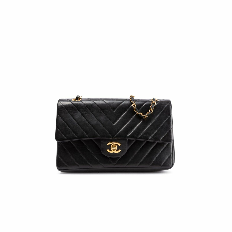 Chanel Chevron Flap Bag aus Leder in Schwarz