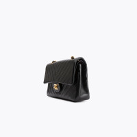 Chanel Chevron Flap Bag aus Leder in Schwarz