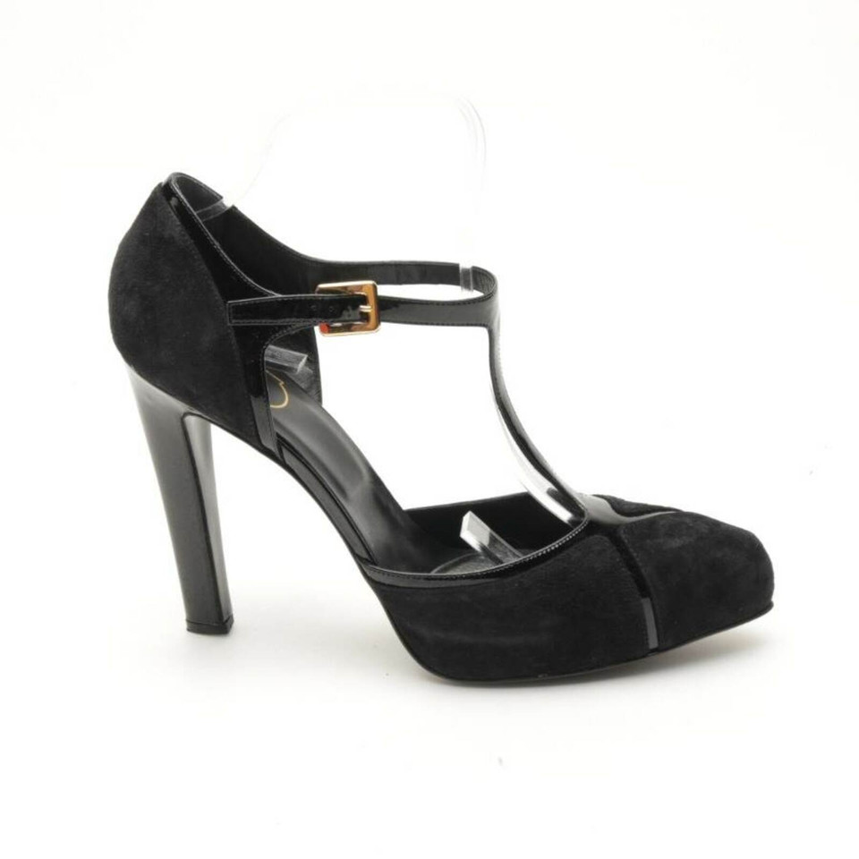 Roger Vivier Pumps/Peeptoes Leather in Black