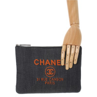 Chanel Täschchen/Portemonnaie aus Jeansstoff in Blau