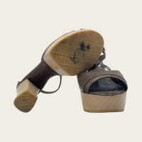 Chanel Sandalen aus Leder in Braun