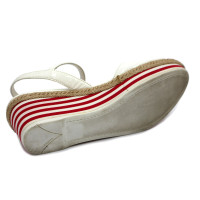 Prada Chaussures compensées en Cuir verni en Blanc