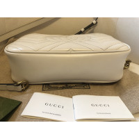 Gucci Marmont Camera Bag aus Lackleder in Weiß