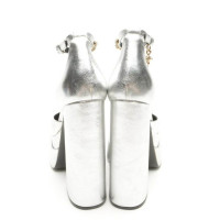 Versace Pumps/Peeptoes aus Leder in Silbern