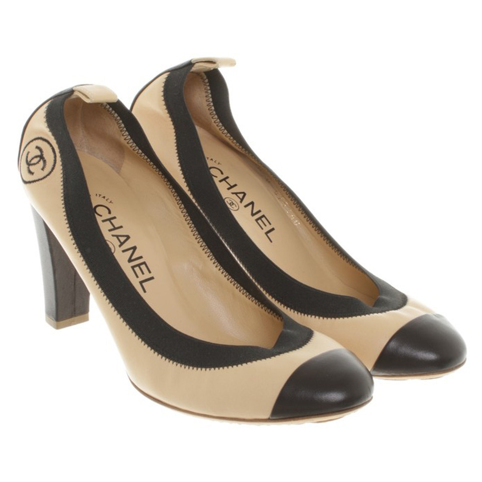 Chanel pumps in bicolor