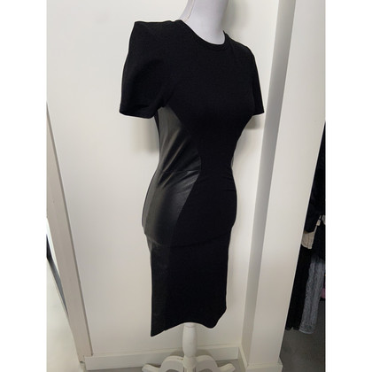 Alexander McQueen Kleid aus Leder in Schwarz