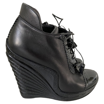 Yves Saint Laurent Lace-up shoes Leather in Black