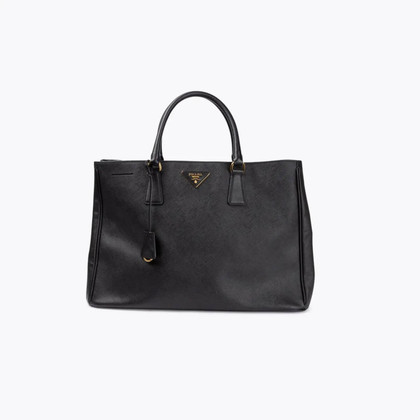 Prada Saffiano Lux Bag aus Leder in Schwarz