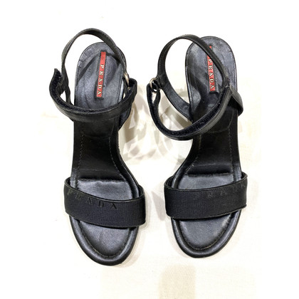 Prada Chaussures compensées en Cuir en Noir