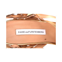 Diane Von Furstenberg Sandalen aus Leder in Gold