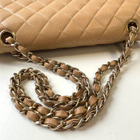 Chanel Classic Flap Bag aus Leder in Beige