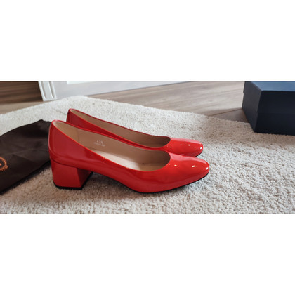 Tod's Pumps/Peeptoes aus Lackleder in Rot