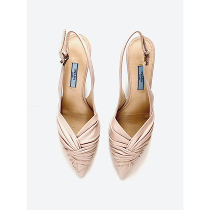 Prada Pumps/Peeptoes aus Leder in Nude