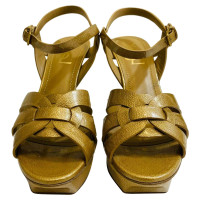 Yves Saint Laurent Sandalen aus Lackleder in Gold