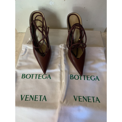 Bottega Veneta Pumps/Peeptoes aus Leder in Bordeaux