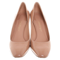 Salvatore Ferragamo Pumps/Peeptoes aus Lackleder in Rosa / Pink