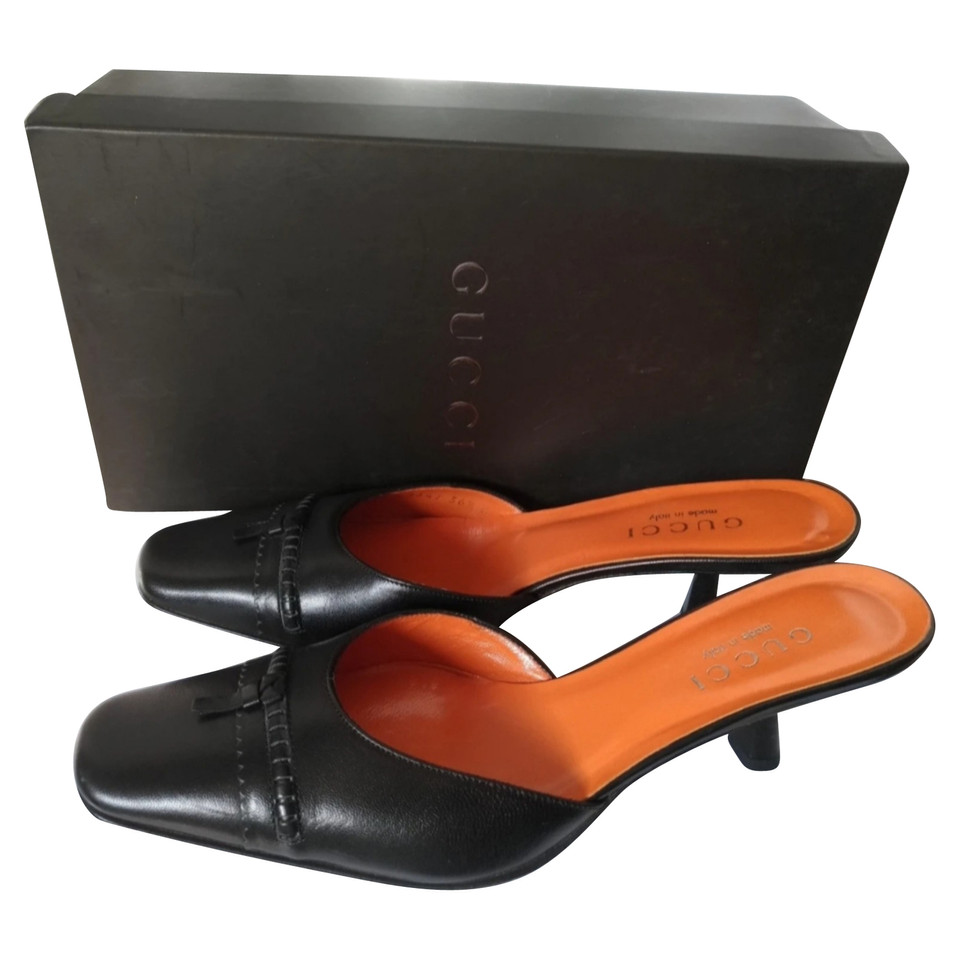 Gucci Pumps/Peeptoes aus Leder in Schwarz