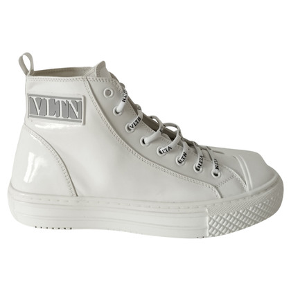 Valentino Garavani Sneakers aus Lackleder in Weiß