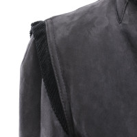 Gucci Jacke/Mantel aus Pelz in Grau