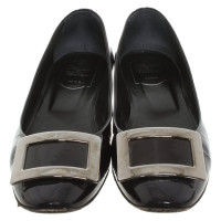 Roger Vivier Slipper/Ballerinas aus Lackleder in Schwarz