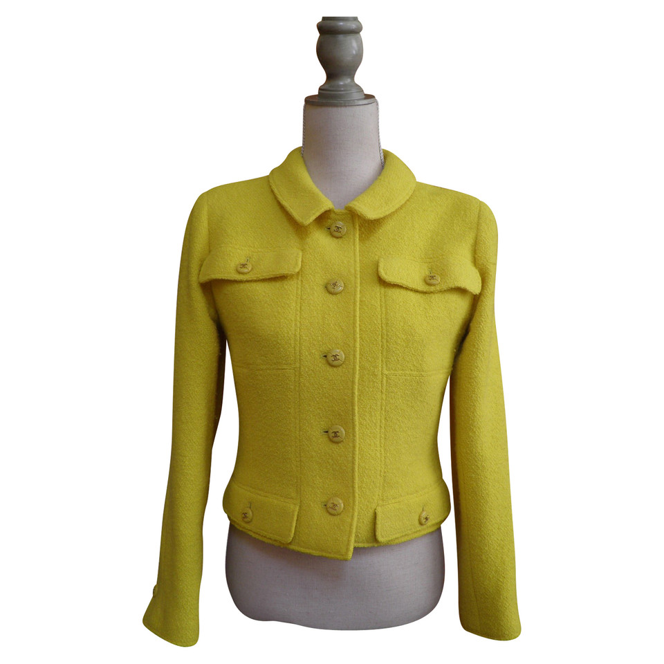 Chanel Cardigan in giallo