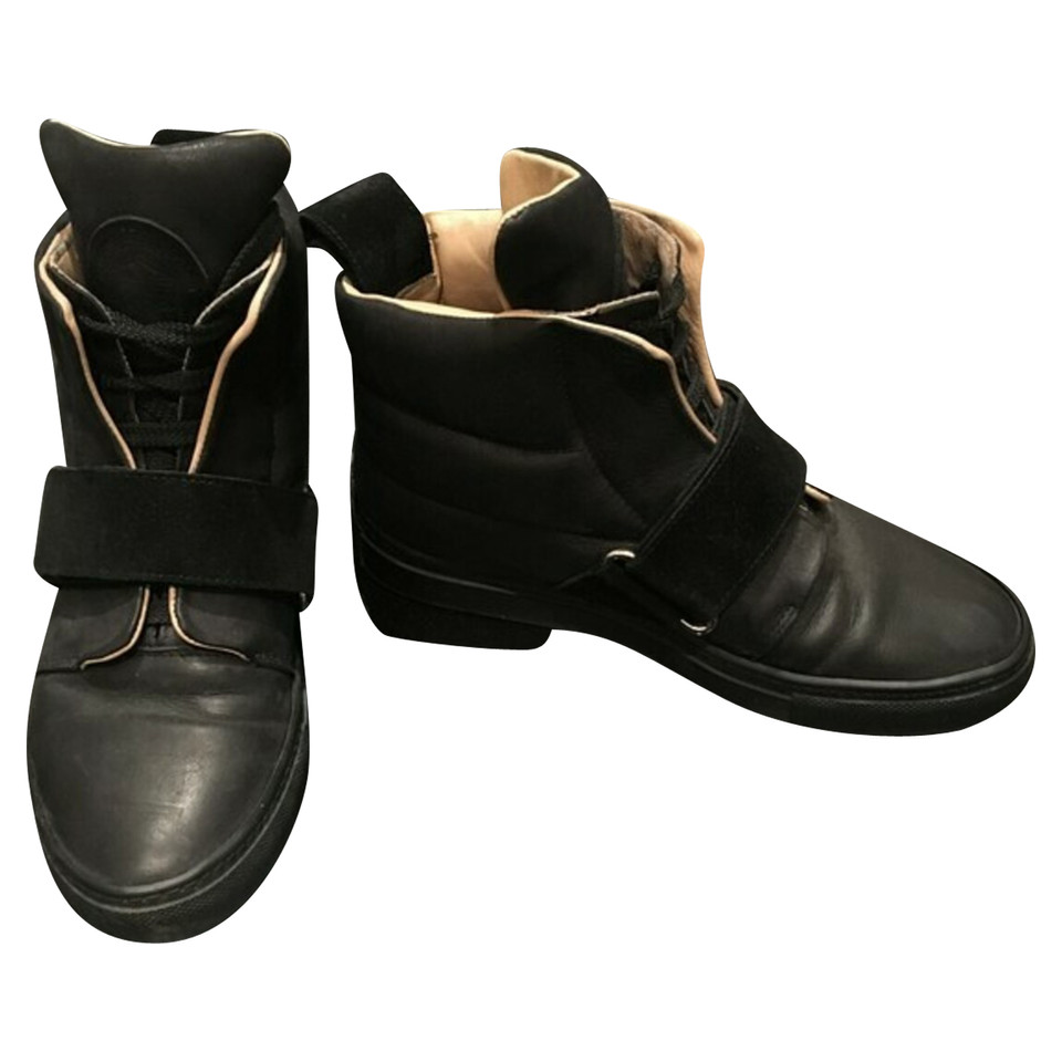 Acne Sneakers aus Leder in Schwarz