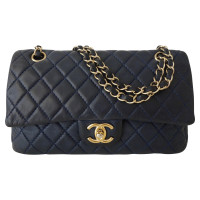 Chanel Classic Flap Bag Medium aus Leder in Blau