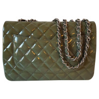 Chanel Classic Flap Bag Jumbo en Cuir verni en Vert