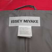 Issey Miyake Manteau court en rouge