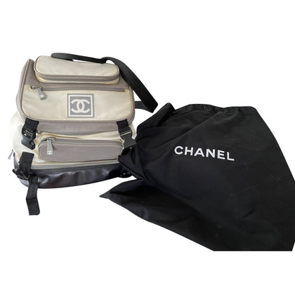 Chanel Rucksack aus Lackleder in Beige