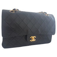 Chanel Classic Flap Bag Medium aus Leder in Schwarz