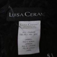Luisa Cerano col de fourrure d'agneau en noir