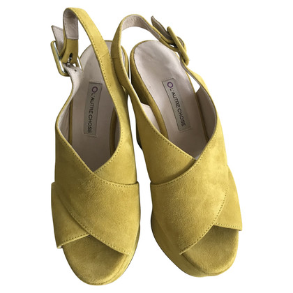 L'autre Chose Sandals Suede in Yellow