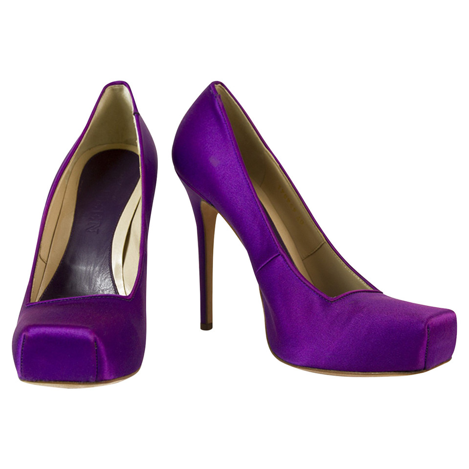 Alexander McQueen Pumps/Peeptoes en Soie en Violet