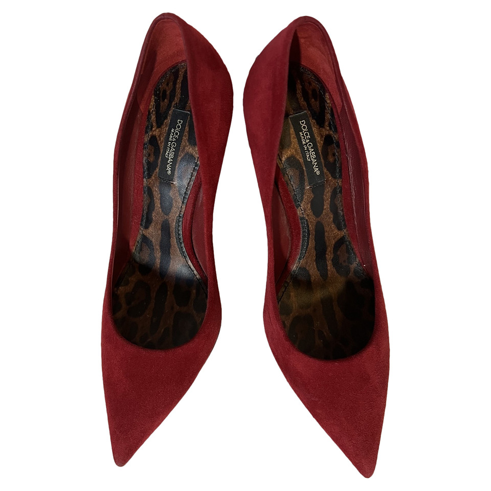 Dolce & Gabbana Pumps/Peeptoes aus Wildleder in Rot