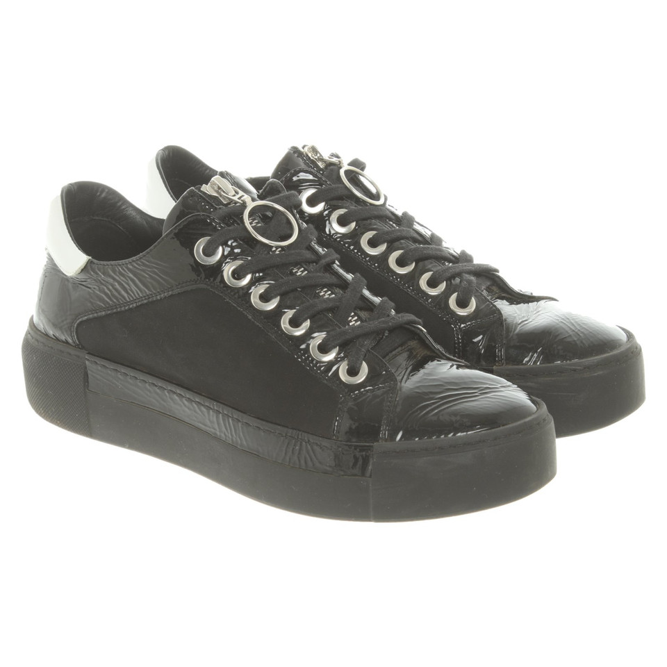 Vic Matie Sneakers aus Lackleder in Schwarz