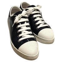 Prada Sneakers aus Lackleder in Blau